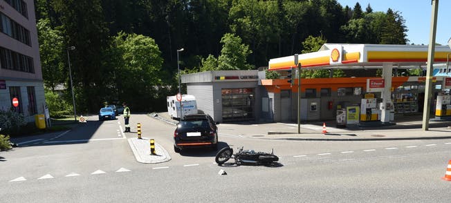 Der Autofahrer wollte beim Dietiker Reppischhof von der Bernstrasse abbiegen zur Tankstelle – dann krachte es, das Auto und das Motorrad kollidieren.