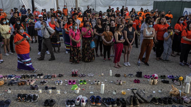 Ein Schuhpaar für jede gefundende Kinderleiche: Indigene Kanadier gedenken der Opfer der Indianer-Internate. (AP)