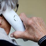 Vor allem ältere Personen können Opfer von Telefonbetrügern werden, wie zwei Fälle zeigen, die sich kürzlich zugetragen haben. (dpa / Keystone)
