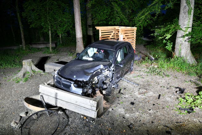 Ein Automobilist kam letzte Nacht in Habsburg von der Strasse ab, prallte eingangs Wald gegen einen Baum und rammte die Sitzbank einer Grillstelle. Der 34-Jährige wurde leicht verletzt. Der Schaden ist gross.
