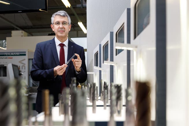 Unternehmer Josef Maushart mit Produkten seiner Firma Fraisa.