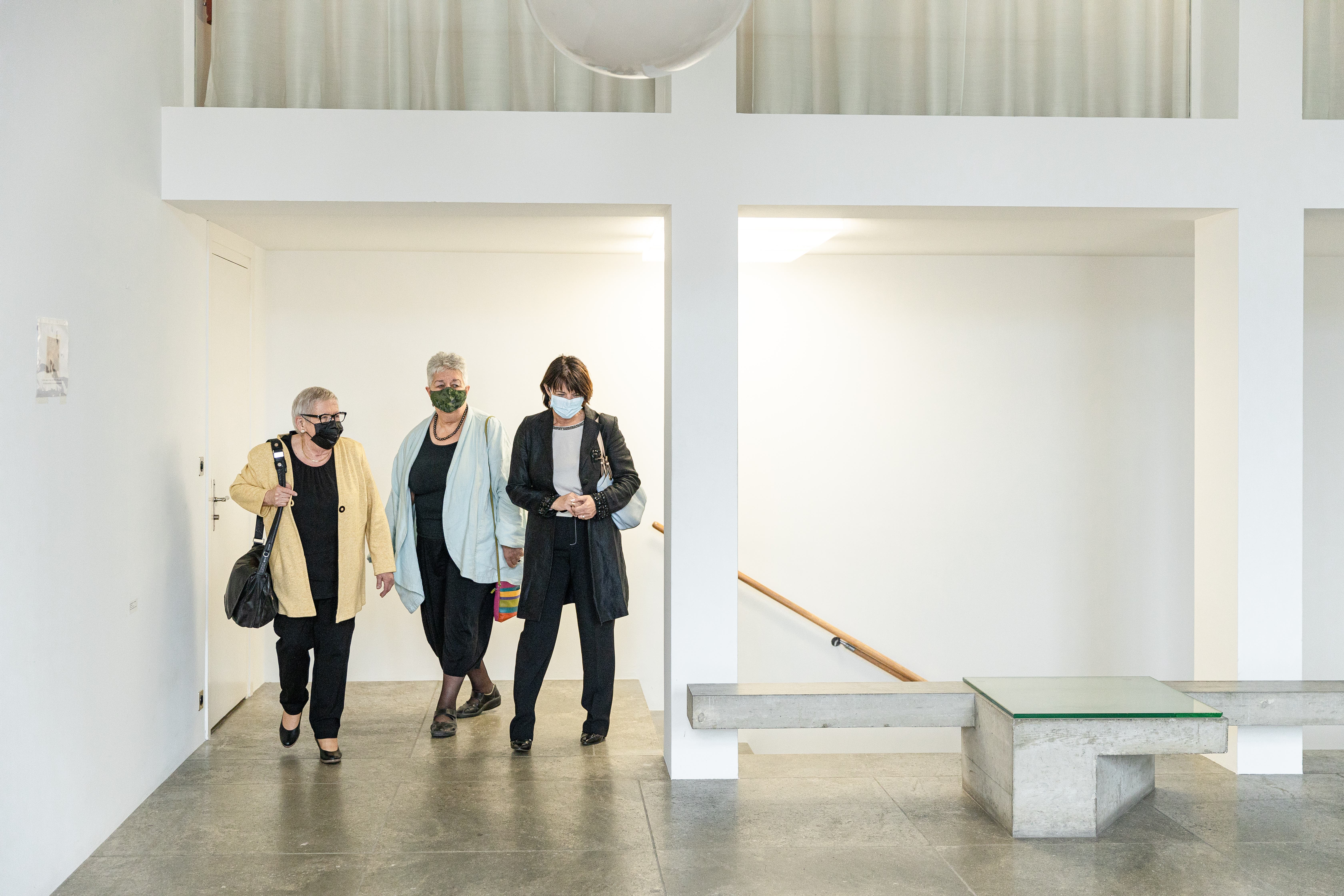 Stéphanie Mörikofer (l.), Doris Stump und Doris Leuthard treffen sich im Grossratsgebäude in Aarau zur Diskussion.