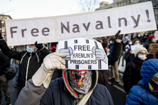 Die russische Regierung geht gegen Organisationen des Oppositionspolitikers Alexej Nawalny mit einem Verbot vor. Demonstrationen gegen den Kreml gibt es auch ausserhalb Russlands, hier in Berlin.