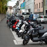 Motorrad-Parkplätze im Löwengraben sollen im Rahmen eines Pilotprojekts gebührenpflichtig werden. (Dominik Wunderli (Luzern, 4. Mai 2021))