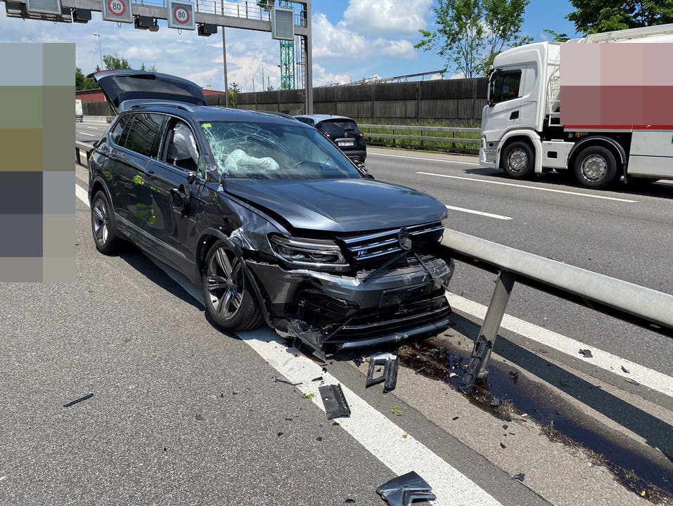 Neuenhof AG, 10. Juni: Ein betrunkener Autofahrer prallte auf der A1 mehrfach in die Leitplanke.