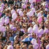 Am Schweizer Frauenstreik vom 14. Juni 1991 beteiligen sich Hunderttausende von Frauen landesweit an Streik- und Protestaktionen wie hier in der Basler Innenstadt. (Bild: Keystone)