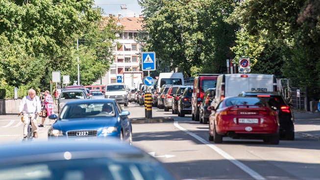 Im Hegenheimermattweg stauen sich zu Stosszeiten die Autos. Abhilfe schaffen soll eine neue Zubringerstrasse von der Autobahn A3 ins Gewerbegebiet Bachgraben.