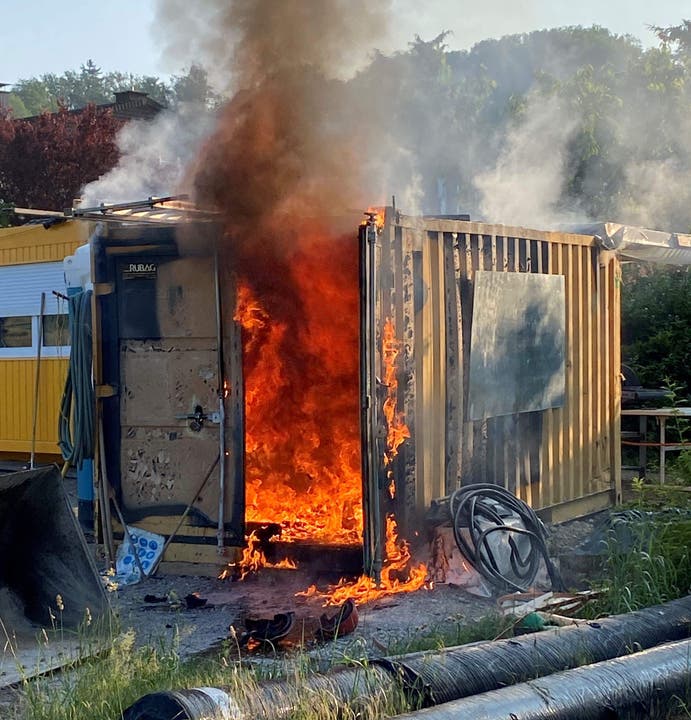 Wohlen AG, 11. Juni: Beim Umsetzen eines Akkus geriet ein Baucontainer in Brand.