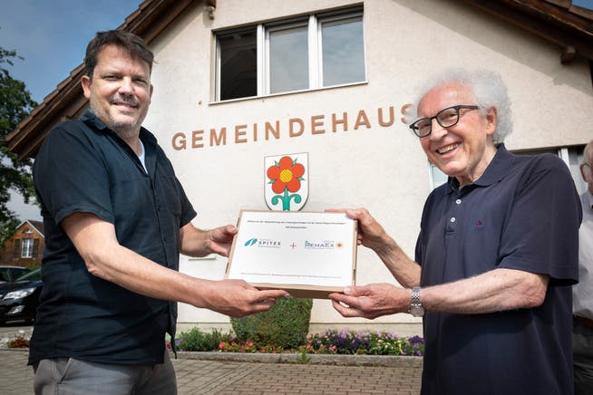 Ruedi Hauser übergibt die Petition an Gemeindepräsident Urs Rutishauser.
