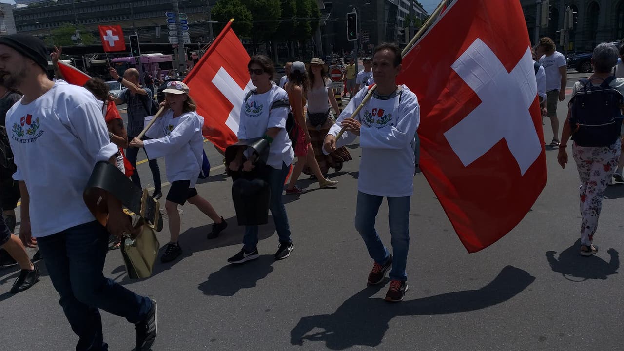 Auch Schwyzer Trychler begleiteten den Demonstrationszug. 