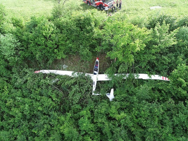Der Pilot und die Passagierin konnten das Flugzeug alleine verlassen.