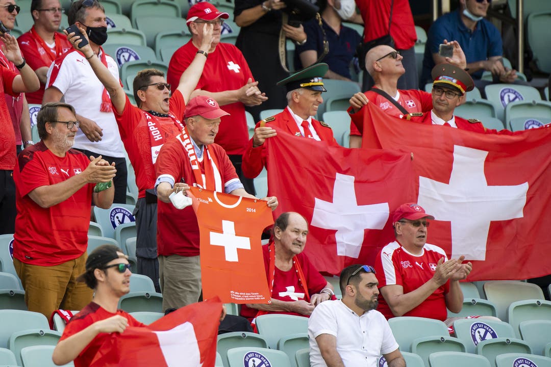 Die Schweizer Fans machen schon vor dem Match kräftig Stimmung.