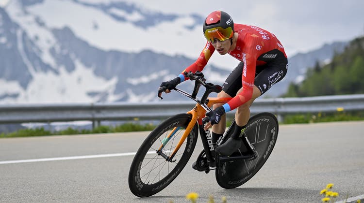 Gino Mäder demonstrierte nach zuletzt schwächeren Etappen wieder sein Können und beendete das Zeitfahren auf dem dritten Platz. (Keystone)