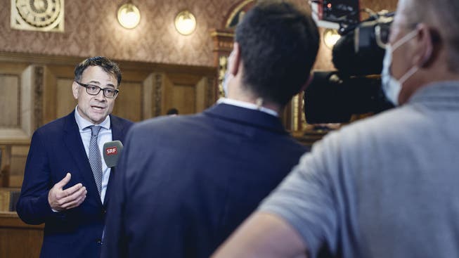 Sieg in seiner ersten Abstimmung als Basler Wirtschaftsdirektor: Kaspar Sutter (SP) steht am Sonntag im Fokus der Medien.