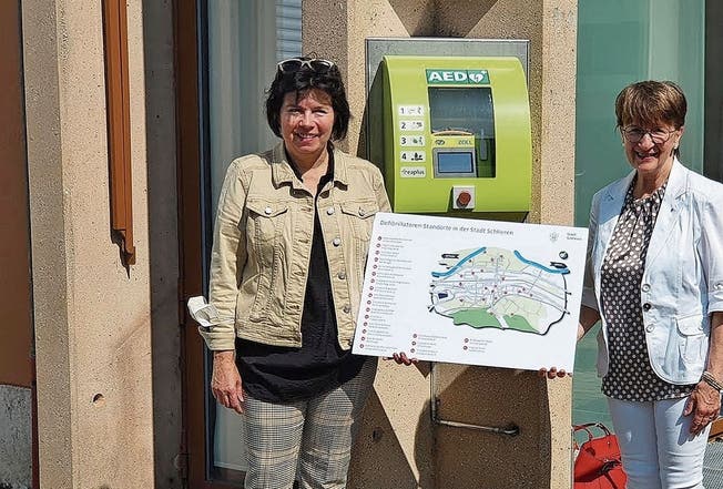 Initiantin Gaby Niederer und Stadträtin Manuela Stiefel weihten das Defibrillatoren-Netz beim Stadthaus Schlieren ein.