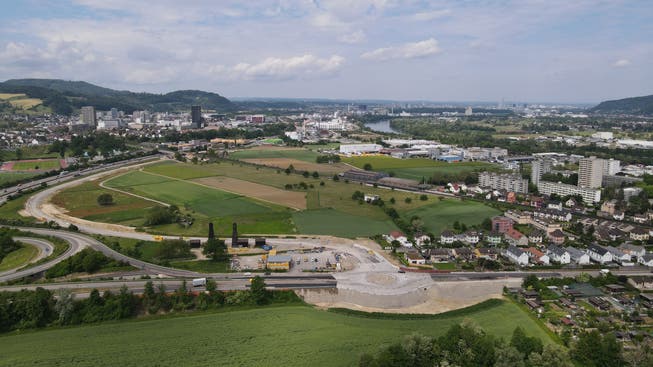 Blick über die Salina-Raurica-Ebene und Pratteln. Im Vordergrund: Die Bauarbeiten für die verlegte Kantonsstrasse. 