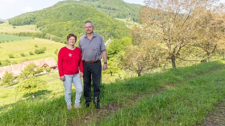 Martina und Thomas Nussbaumer oberhalb ihres Hofs in Wisen: Hier stehen die Nussbäume, deren Nussschalen einen ganz besonderen Zweck erfüllen. (Fabio Baranzini)