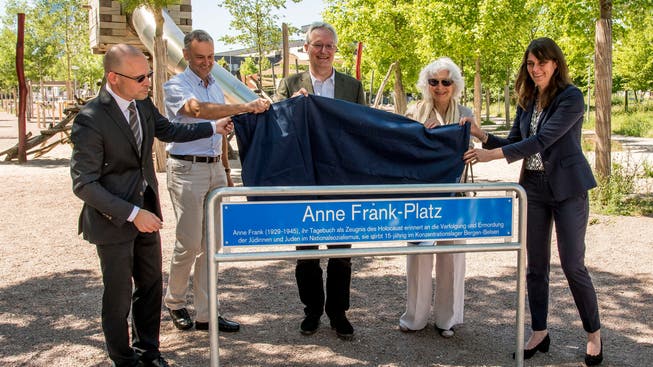 Der Platz im Erlenmatt-Quartier wurde am Montag eingeweiht. Von links nach rechts: Baschi Dürr, Emanuel Trueb, Paul Haffner, Gerti Elias und Stephanie Eymann.