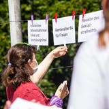 Die Aktivistinnen bringen 30 Forderungen am Badener Bahnhofplatz an. Sie sollen das Bewusstsein für all die Probleme wecken. (Bilder: Britta Gut)