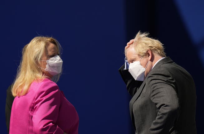 Der britische Premierminister Boris Johnson (rechts) bei seiner Ankunft zum Nato-Gipfel in Brüssel.