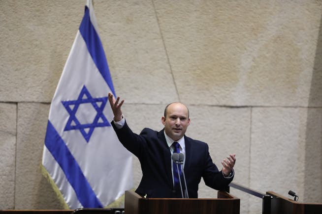 Israels neuer Ministerpräsident Naftali Bennett spricht vor der Knesset.