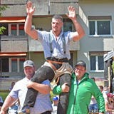 Samuel Giger, der Sieger des Solothurner Kantonalschwingfests 2021, wird von Mario (links) und Domenic Schneider auf Schultern getragen. (Wolfgang Rytz)