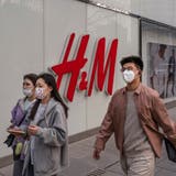 H&M hatte in China mit Boykottaufrufen zu kämpfen, nachdem das Modehaus keine Baumwolle mehr aus der Provinz Xinjiang beziehen wollte. (Kevin Frayer / Getty)