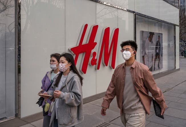 H&amp;M hatte in China mit Boykottaufrufen zu kämpfen, nachdem das Modehaus keine Baumwolle mehr aus der Provinz Xinjiang beziehen wollte.