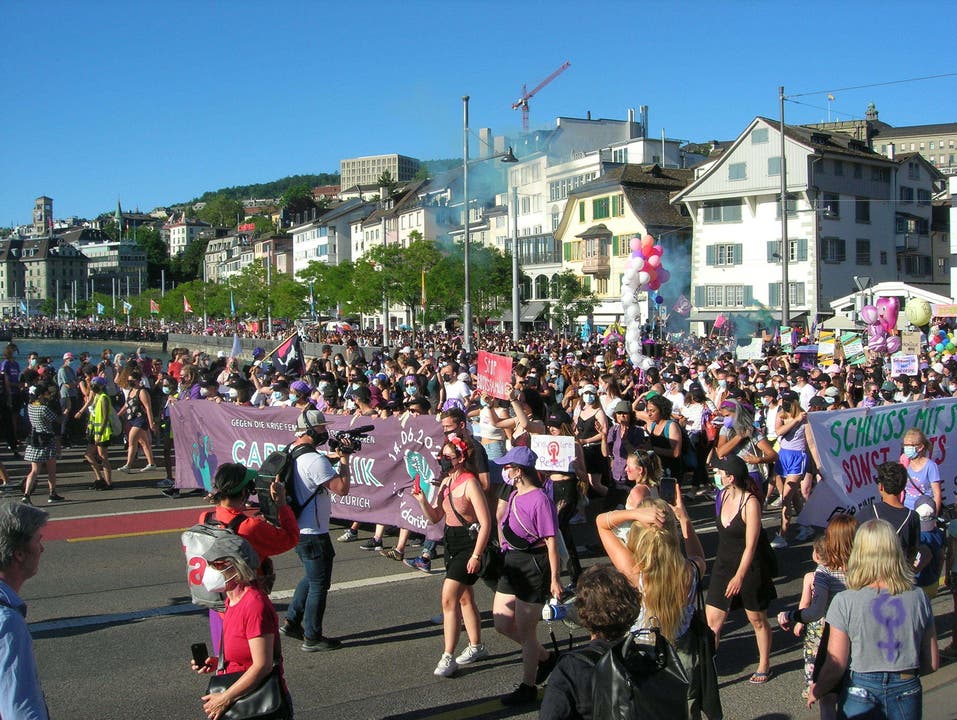 Kurz nach 18 Uhr begann der Umzug zum Frauenstreiktag durch die Zürcher Innenstadt.