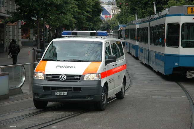 Der Räuber stellte sich der Stadtpolizei Zürich.