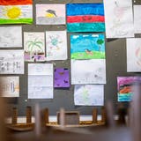 Kinderzeichnungen im Kreuzlinger Flüchtlingscafé. (Bild: Andrea Stalder)