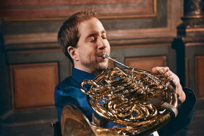 Der armlose Hornist Felix Klieser spielte sein Album «Beyond Words» mit Chaarts ein und belegte Platz 8 der deutschen Albumcharts.