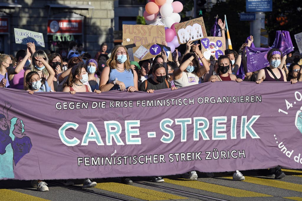 «Care-Streik» und «Doppelbelastung ist unfair» stand auf den Transparenten an der Spitze des Umzugs.