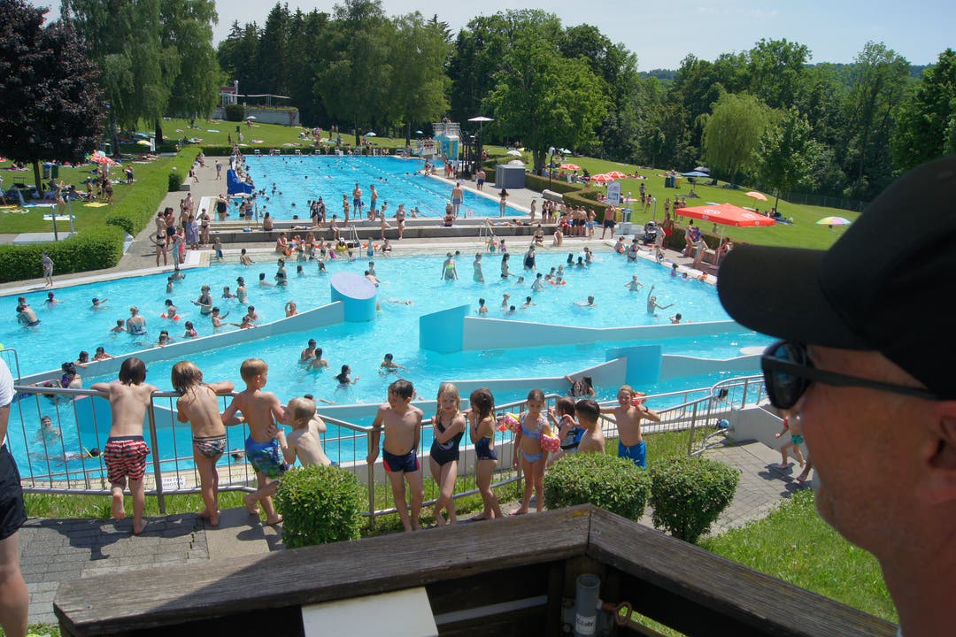 Viele Gäste suchen beim heissen Sommerwetter die Abkühling in den Schwimmbecken der Badi Weihermatt in Urdorf.