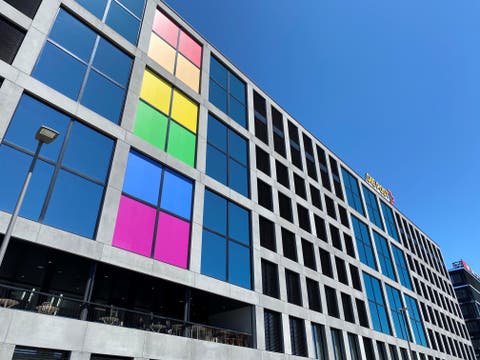 Die Regenbogenfarben zieren diesen Monat auch das Post-Hauptgebäude in Bern.