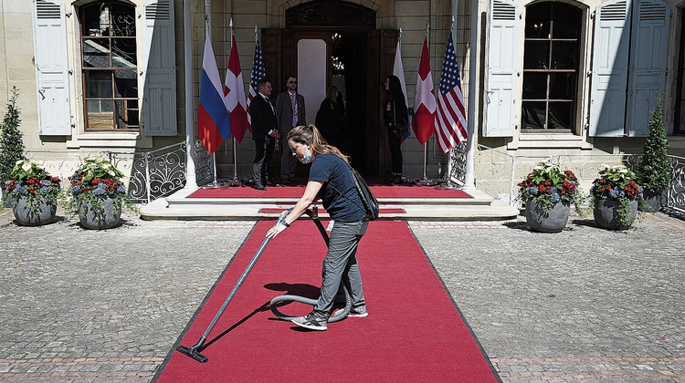 12.35 Uhr: Der rote Teppich wird noch ein letztes Mal gereinigt. (AP Photo)