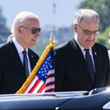 Nie ohne seine Pilotenbrille: Joe Biden, daneben ein seltsam farbloser Bundespräsident Guy Parmelin. (Patrick Semansky)