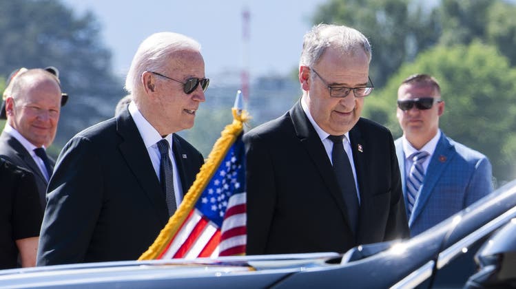 Nie ohne seine Pilotenbrille: Joe Biden, daneben ein seltsam farbloser Bundespräsident Guy Parmelin. (Patrick Semansky)
