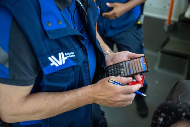 Smartphones sind aus dem Alltag der Kontrolleure nicht mehr wegzudenken.