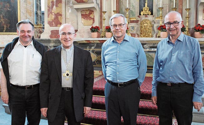 An der 60. Versammlung des Verbandes der römisch-katholischen Kirchgemeinden des Kantons Obwalden waren zugegen (von links): Dekan Bernhard Willi, Bischof Joseph M. Bonnemain, Alois Vogler und Willi Schmidlin.