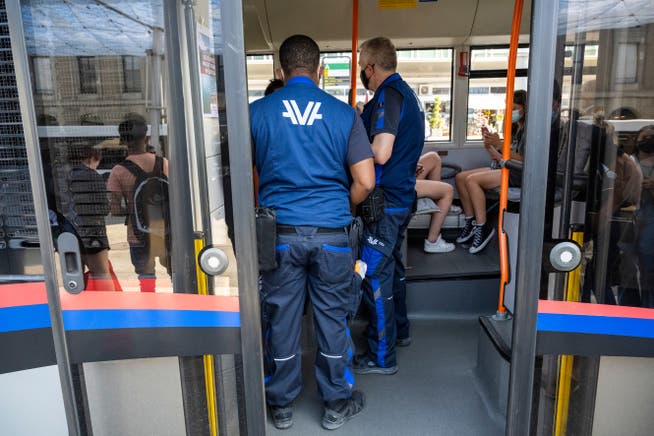 Lange Hosen, geschlossene Schuhe: Bei der Arbeit Pflicht. Egal wie warm es ist.