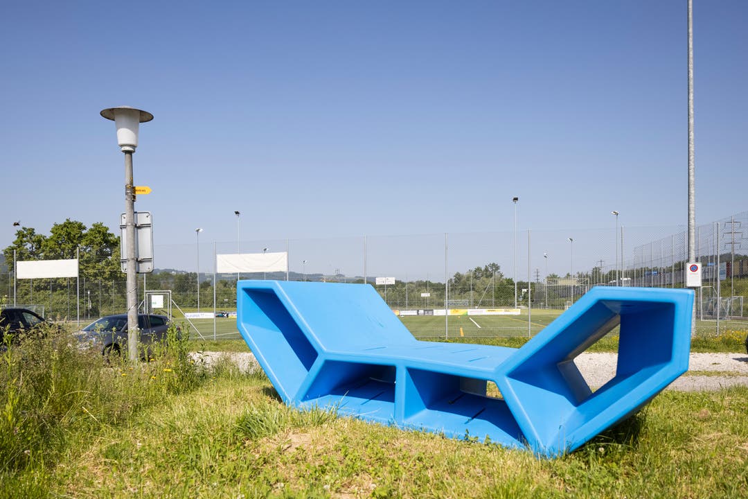 Beim Sportplatz Werd wird man von den blauen Freiluftmöbel begrüsst.