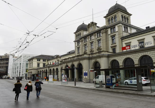 Das Mädchen wartete am Fussgängerstreifen vor dem Einkaufszentrum «Archhöfe» beim Bahnhof. Beide seien gestürzt und hätten sich dabei leichte Verletzungen zugezogen, teilte die Winterthurer Polizei mit.