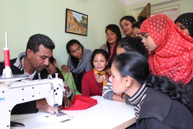 Hilfe zur Selbsthilfe: Flüchtlingsfrauen bilden sich in Kathmandu dank der Hilfe des Frauenfelder Vereins in einem Nähkurs weiter.