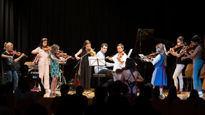 Den Auftakt zum Jahreskonzert bestritt das Blockflöten-Ensemble der Kantischülerinnen. (Alex Spichale)
