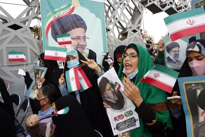 Anhänger des neuen iranischen Präsidenten Ebrahim Raisi feiern am 19. Juni 2021.