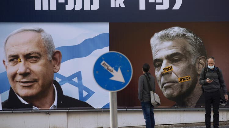 Benjamin Netanjahu (links) wird seinen Posten als Premierminister räumen müssen. Die Koalition von Jair Lapid (rechts) kommt zustande. (AP)