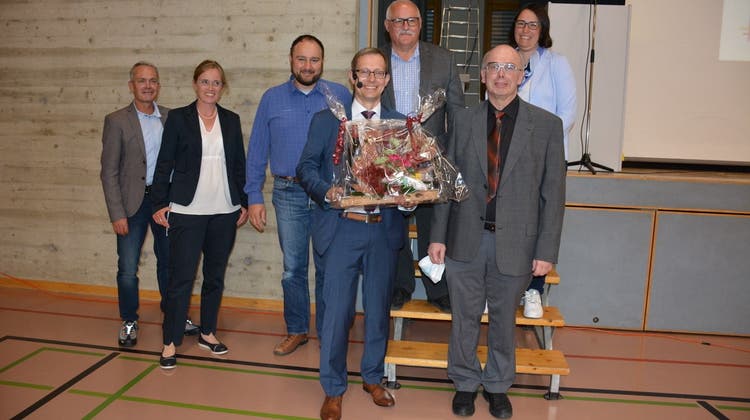 Die Mitglieder des Gemeinderates beglückwünschen Andreas Opprecht, den Gemeindepräsidenten von Sulgen, zum Amtsjubiläum. (Bild: Monika Wick (Sulgen, 1. Juni 2021))