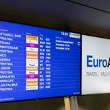 Die Ankunftstafel des Euro-Airports gestern Dienstag zwischen 13.35 und 23.10 Uhr. Alleine in dieser Zeitspanne landeten fünf Flieger aus Pristina. (Kenneth Nars)