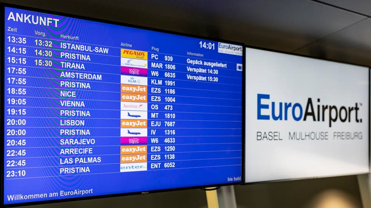 Die Ankunftstafel des Euro-Airports gestern Dienstag zwischen 13.35 und 23.10 Uhr. Alleine in dieser Zeitspanne landeten fünf Flieger aus Pristina. (Kenneth Nars)
